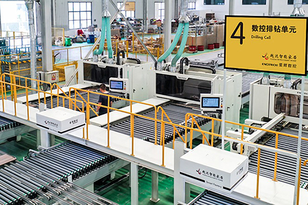 Welke apparatuur is nodig om de automatische productie van houtbewerkingsmeubels te realiseren?