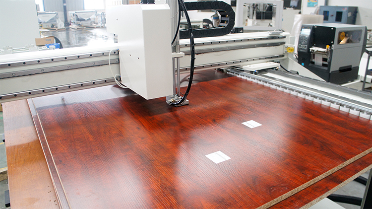 Met behulp van de apparatuur van het EXCITECH CNC-bewerkingscentrum met carrouselgereedschapsmagazijn creëerde Henan-DAESHIN DASHIN HOME DESIGN FACTORY, dat werd bekroond als een nationaal proefproject voor intelligente productie.