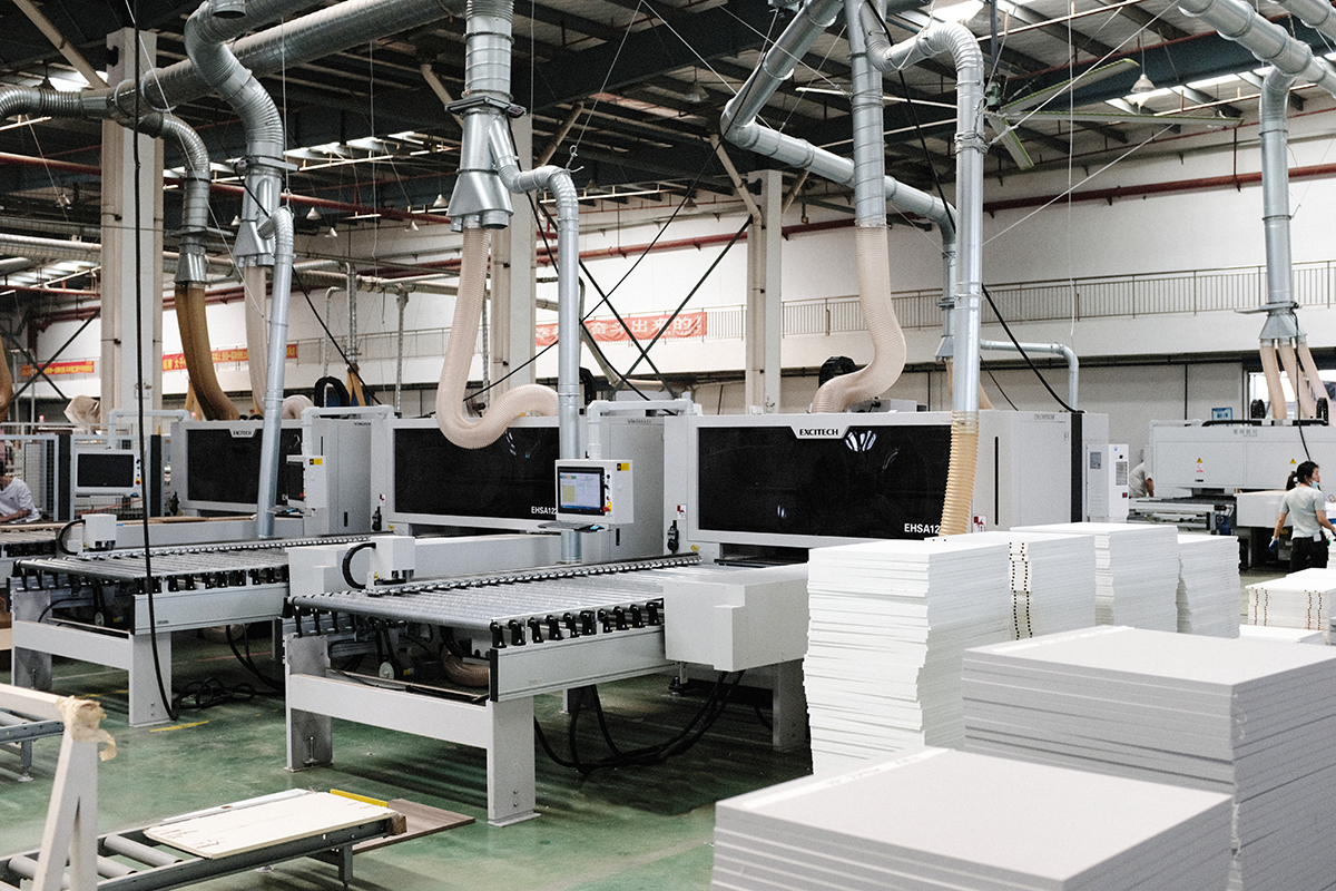 Stuur ons naar een klant in Canada. 2 sets nestmachine, paneelzaag, kantenaanlijmmachine en PTP-boormachine