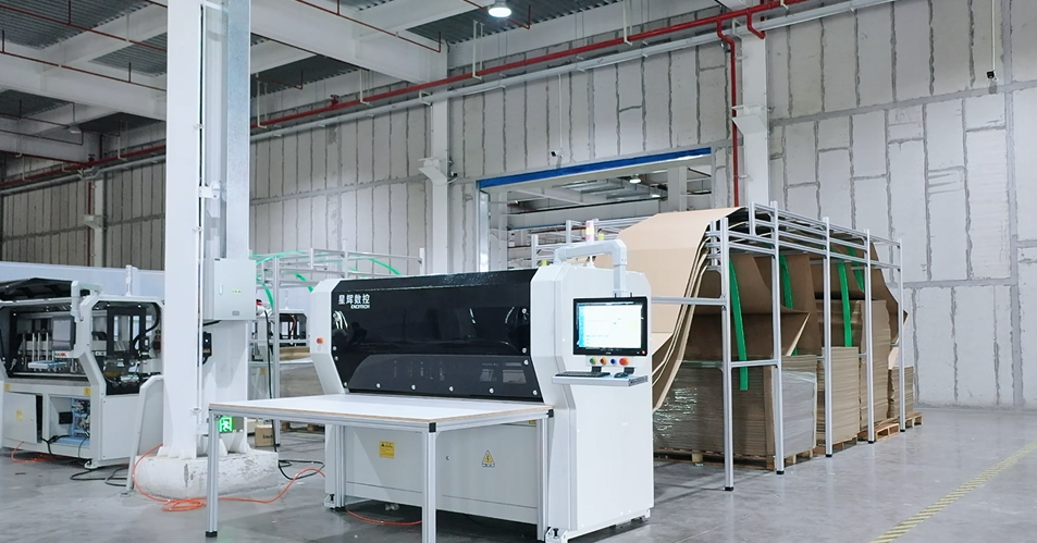 Een revolutie in de meubelproductie: introductie van de geavanceerde verpakkings- en snijmachine voor meubelkarton.