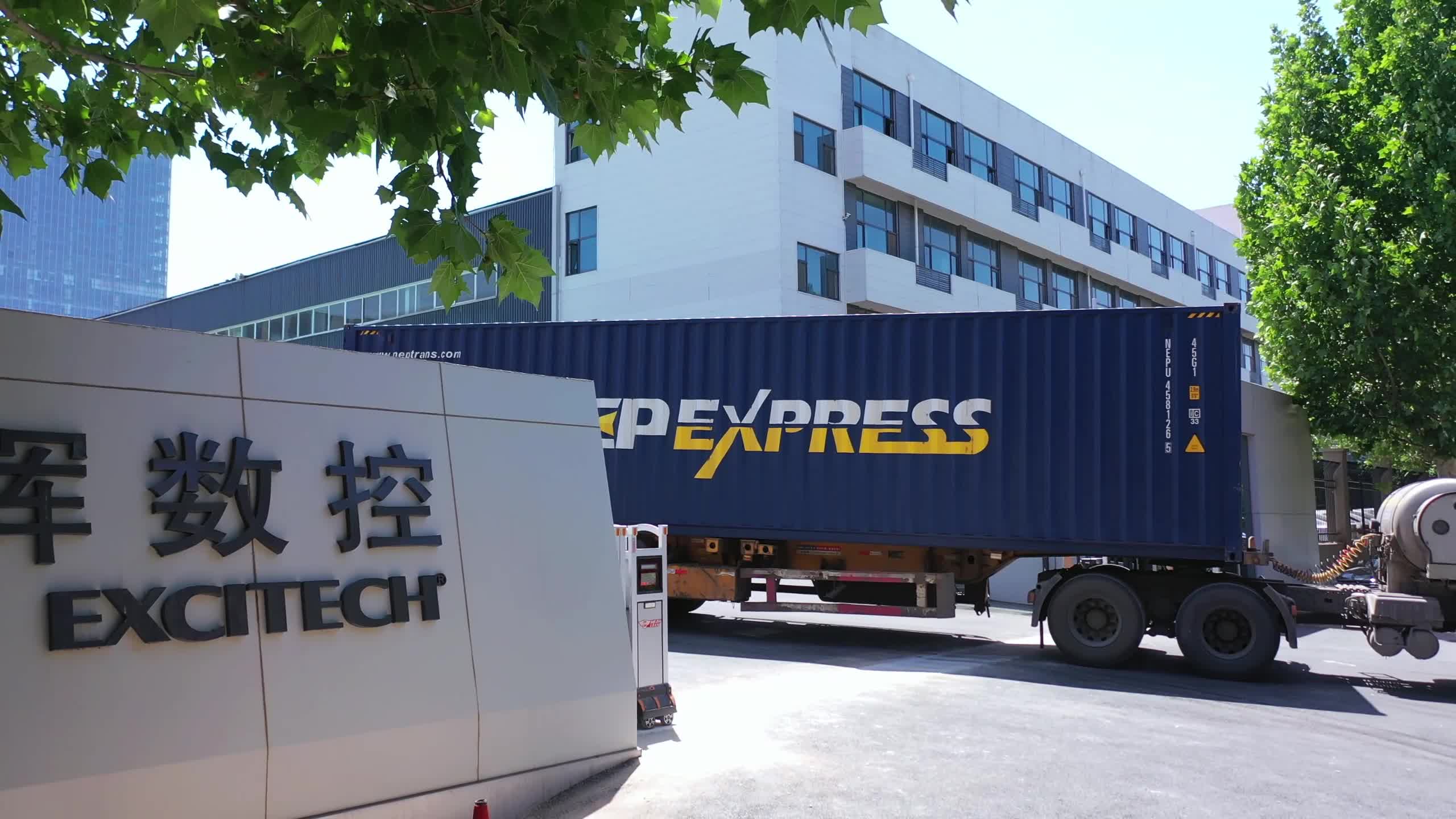 De Excitech-fabriek verzendt bestellingen van klanten. Lever de goederen veilig af bij de fabriek van de klant